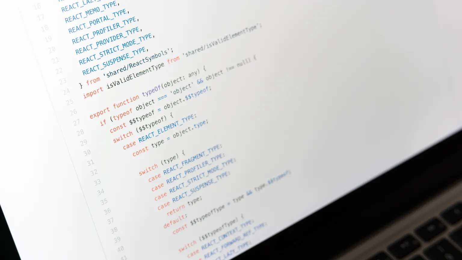 Dizüstü bilgisayar ekranında JavaScript kodu