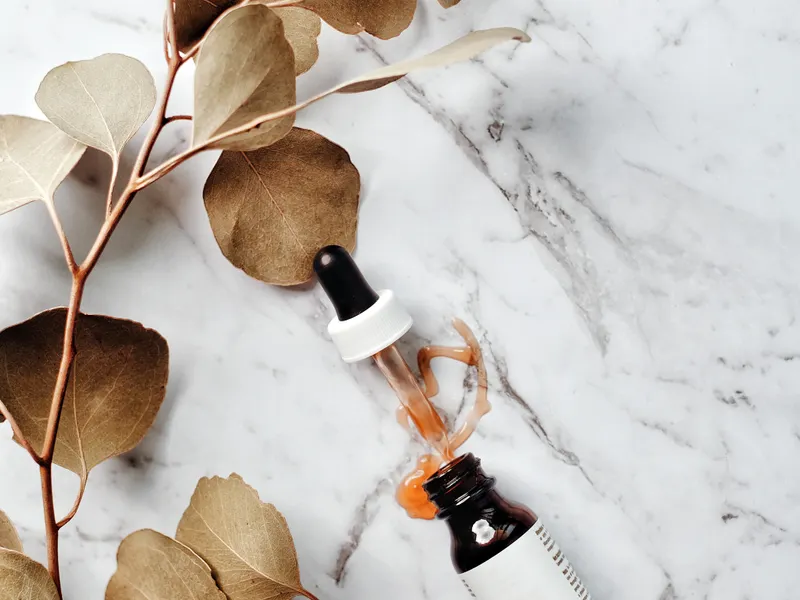 Mermer yüzeyde damlalıklı serum şişesi